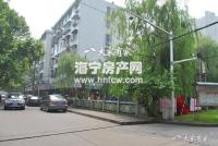 图书馆对面